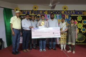 श्रुति (कॉमर्स) ने 95.4% अंक प्राप्त किए, जिसके लिए उन्हें ₹21,000-₹21,000 की नगद पुरस्कार राशि