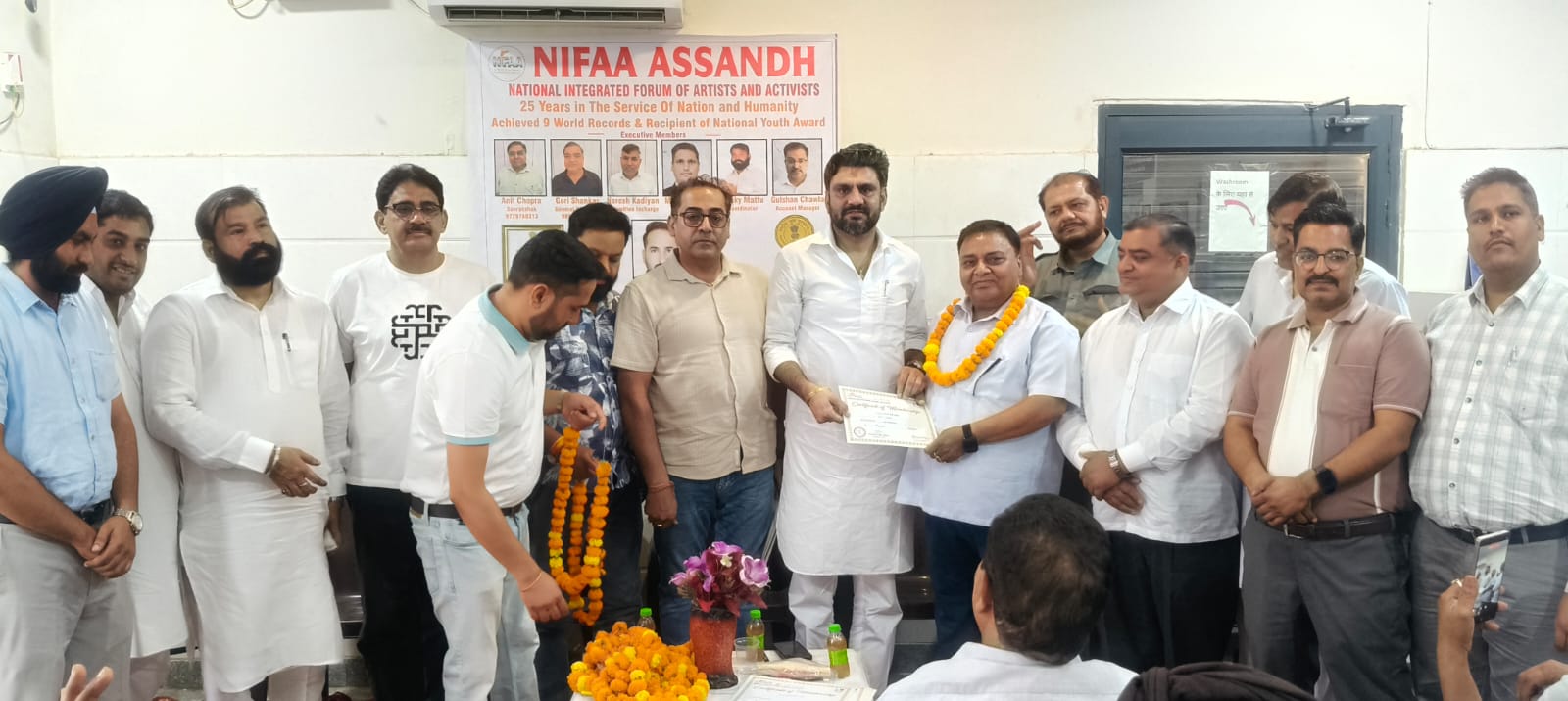 फोटो केप्सन : मुख्य अतिथि नवनियुक्त पदाधिकारी को सम्मानित करते हुए (निफा शाखा)